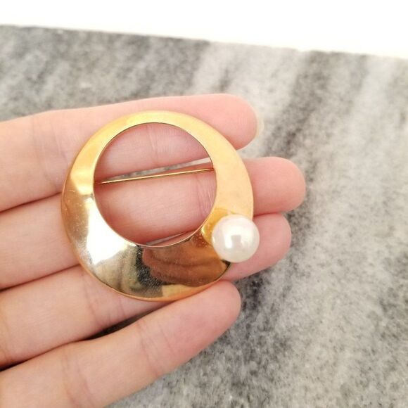 Sarah Coventry Jewelry - Vintage Sarah Coventry Gold Tone Circle Brooch with Faux Pearl Brooch, Lapel Pin